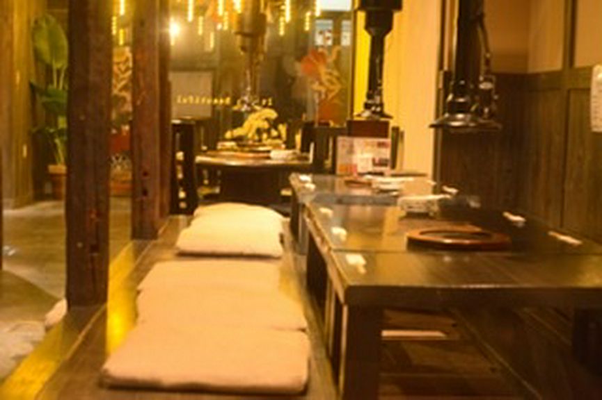 モノトーンのオシャレな空間でしっとりと食事を
