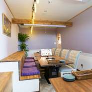 ロールスクリーンで仕切れる半個室が3席並んだ空間