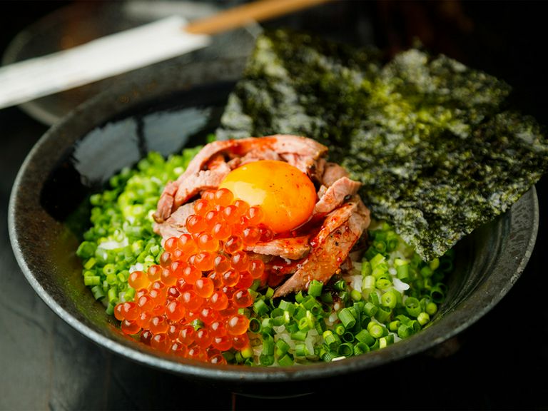 おいしさに大満足『自家製ローストビーフといくらのユッケ丼』