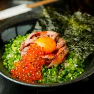 低温調理された自家製ローストビーフはしっとりなめらかな舌触り。イクラや卵黄のコクが肉の旨みを引き立てます。自家製の甘辛いタレがおいしさの決め手。3つの具材が融合し、さらなる旨みを生み出しています。