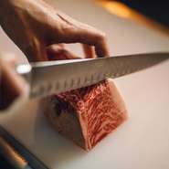 素材は全て豊富な知識と経験を基に店主が目利きしたもの。その日の良質な肉の中から、焼いた後のおいしさまで考慮して厳選しているそう。部位ごとに異なる肉本来の魅力を存分に味わうことができます。