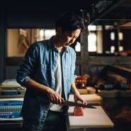 「何げない一日が特別な日になりますように」と心を込めたもてなしでゲスト一人ひとりを迎える高田氏。料理やドリンクに花を散りばめて、感謝の意を表現しているそう。