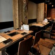 テーブル20席を用意する店内は、高級感がありながらも、ゆったりとくつろげる落ち着いた雰囲気。デートや接待、宴会や記念日など、ゲストのさまざまなニーズに対応します。
