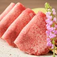 『上塩タン』ではタン元だけを使用。厚めにカットし、ジューシーに焼き上げたら添え合わせの味付けネギを巻いて食してください。さっくりと優しい歯切れ、滋味豊かな味わいを楽しめます。