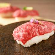 肉にこだわるのは勿論、寿司酢からすべて手づくりで仕上げる『和牛赤身炙り寿司』。とろけるような脂のうま味、素材の上質さを存分に味わえるひと品です。