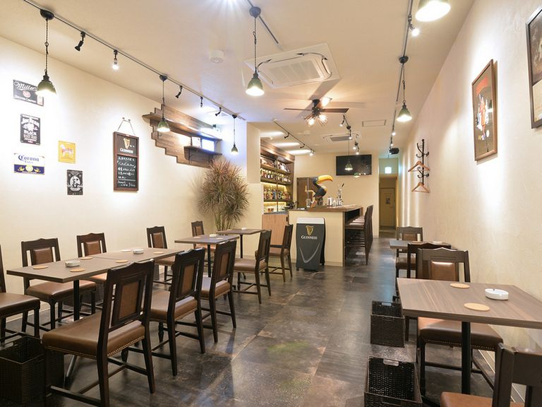 カフェ風の明るくカジュアルな店内