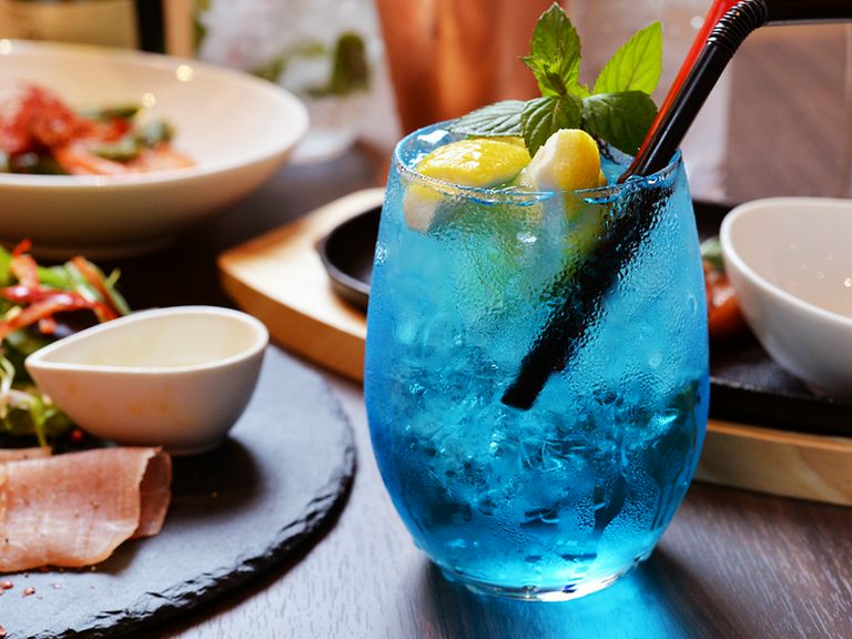 目にも涼しいブルベリー風味のオリジナルカクテル