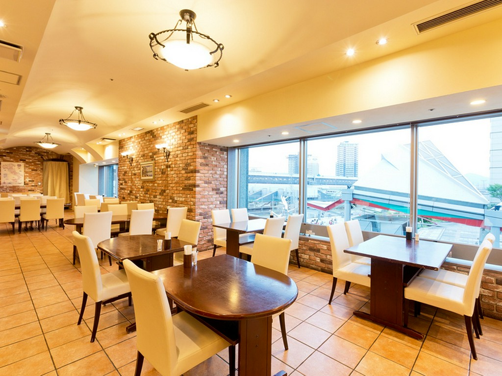 スクリーンやマイクを使って、パーティーを盛り上げて