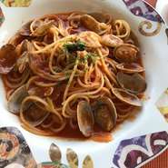 パスタを含むと、あさりの風味が口の中いっぱいに広がります。トマトの酸味とのバランスも丁度良く、最後までするすると食べられる一品。