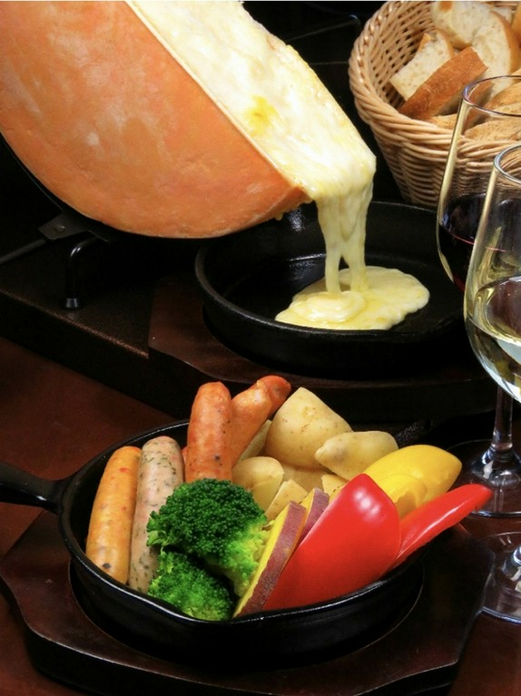 見た目も鮮やかでSNS映え必須『《2.5H飲み放題付》ラクレットプラン』