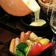 チーズ大好きな女性人気の高い「ラクレットコース」。トロトロのラクレットチーズを、野菜やパンにたっぷり絡めながらいただきましょう。