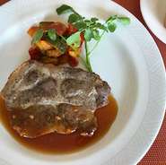 八幡平市で栽培された杜仲茶を飼料に混ぜて与えることで、おいしい豚肉を得ることが出来ます。また、その杜仲茶も自社栽培されたり飼料用米も地元の農家の方によって生産されています。
