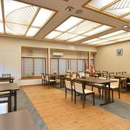 和のイメージを大切にしたくつろぎのスペース。広びろとした空間は大人数での歓送迎会や宴会に活躍してくれます。貸し切りなどの相談も可能。電話予約がおすすめです。