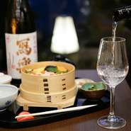 “その時期の美味しいものを、一番美味しく味わっていただけるように”。移り行く信夫山の景色に見守られながら、旬を取り入れた逸品に舌鼓。その季節ならではのもてなしを堪能できます。