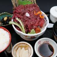 会津直送、柔らかく味の濃い馬刺しです。