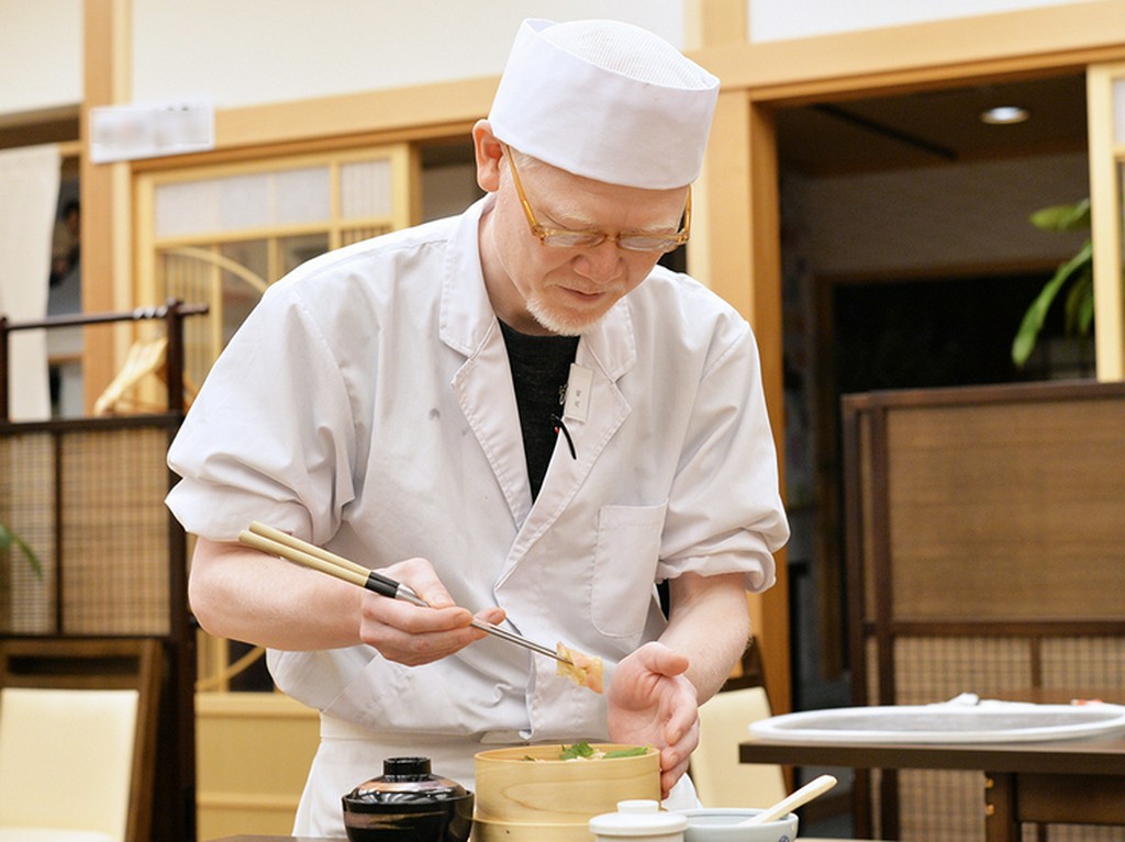 本館料理長は職人歴25年のベテランです