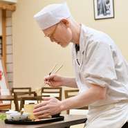 調理・接客と、スタッフが一丸となってゲストに充実した食のひとときを提供。高嶋氏も厨房でゲストの姿を想い浮かべつつ、目の前の調理と日々向き合っています。