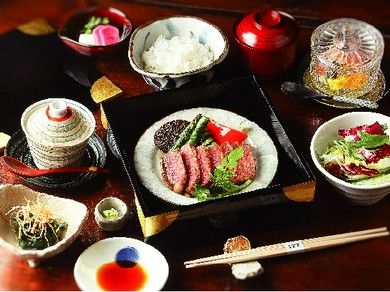 絶妙な焼き加減で完成された肉の旨みを楽しむ『仙台牛ステーキコース』