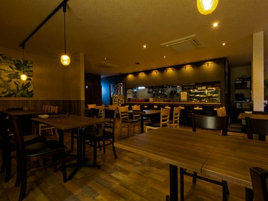 木の風合いを生かした店内、ダウンライトがやわらかく照らす