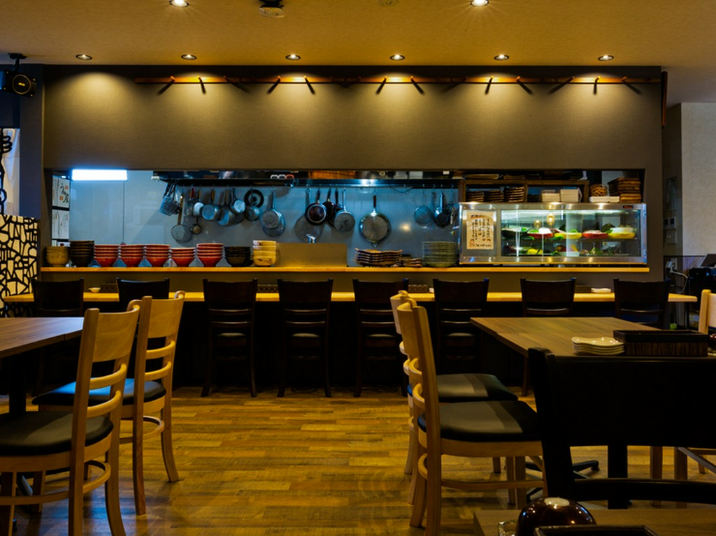 ちょい飲みからガッツリ飯まで、カウンター席で満喫