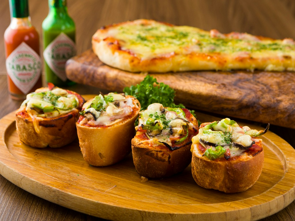 外はカリッ、中はふんわり『やわらかゲンコツピザ』