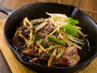 ジューシー肉とたっぷり野菜『国産豚肩ロースのスキレット鍋ステーキ』