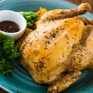 鶏丸ごと一羽をハーブに漬け込んでから蒸し、オーブンで焼き上げた逸品。パリパリの皮、しっとりやわらかな肉を自家製ガーリックソースでいただきます。要予約で持ち帰りも可。ホームパーティーにも便利な一皿です。