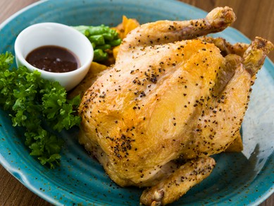 パリパリ食感の皮、しっとり肉がうまい『ヒナ鶏丸ごとローストチキン』