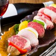 分厚くカットした牛・豚・鶏肉の串焼料理。香ばしく焼きあげ、ガーリックベースのBBQソースにつけて、ガブリッと頬張れば、おいしい肉汁がじんわり口の中に広がります。お酒にもよく合う一皿。