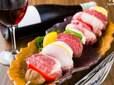 こんがり焼いた厚切り肉を満喫『超ロングブロシェットバーベQスタイル』