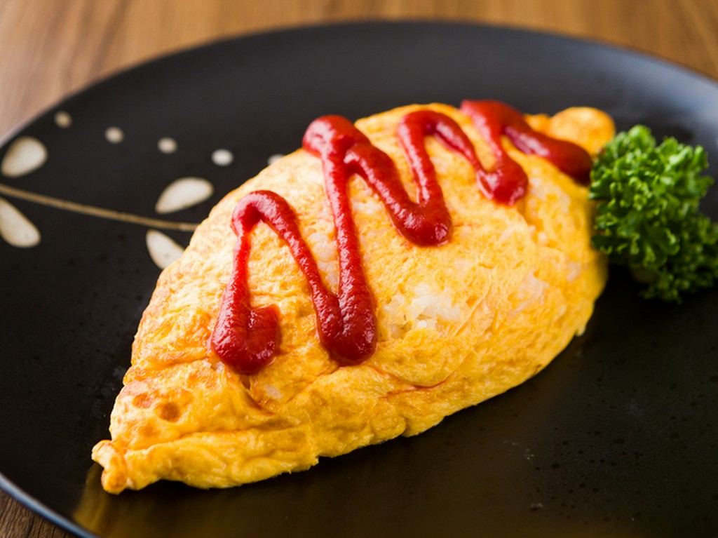 ふんわり卵でチキンライスを包んだ『うまか房風オムライス』