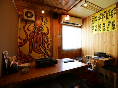 友人たちと飲みながら、たわいない会話を交わす、幸せな時間