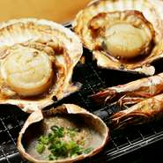 帆立は、採れた当日の晩に提供されるので、まさに鮮度抜群。網焼きでも、刺身でもおいしくいただけます。網焼きは、自身で焼いて食べるスタイル。焼きながら香ばしさを楽しみ一層おいしく感じられます。