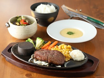 ゆったりくつろぎながら、おいしい料理を堪能できる一軒