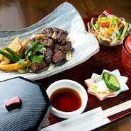 自慢の特製タレが肉の旨みと相まって、ご飯が進む『サイコロステーキ御膳』