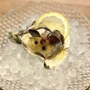新鮮な岩牡蠣にスモーキーで蜂蜜のような甘い香りのボウモアのジュレを乗せた贅沢な一品です。