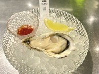 能登半島の里山里海の豊かな自然あふれる七尾湾西湾で磨かれ る能登牡蠣、その中でも最上級のグレードのみが奥原プレミアム と称されます。ふくよかで旨味たっぷりの味わいが特徴。Salt一押しの生 牡蠣です。