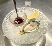 栄養豊富な玄界灘の海で育つので、塩分と甘みのバランスが良く、 福岡県を代表する人気の高い牡蠣です。ふっくらとした食感・口 いっぱいに広がる甘みとコクをご堪能下さい。