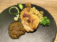 20種類以上のハーブから作る蒸留酒ノイリープラットとブランデーを使ってマリネしたサーモンで レモン香るクリームチーズを巻き、キャビアを添えた爽やかで贅沢な一品です。
