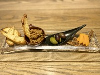 新鮮な鶏レバーをブランデーと鶏のブイヨンで煮込みパテ状にしました。 シェフ厳選仕入れのイタリア産オリーブの塩漬けとチーズが乗ったワインのお供にピッタリの一皿です。