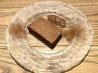  クーベルチュールとココア香るチョコレートのムースです。 ほろ苦く甘い香りのカカオニブと共にお楽しみ下さい。