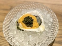 新鮮な岩牡蠣に酸味の効いた夏野菜のガスパチョと畑のキャビアと言われるトンブリをを添えた一品です。