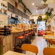 白を基調に、植物で彩られた店内。オシャレなインテリアも魅力です。ランチタイムにはカジュアルな雰囲気、ディナータイムには落ち着いた大人の空間に変わり、デートにもオススメです。