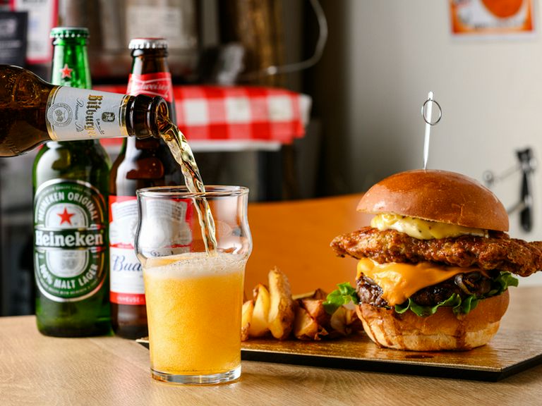 いつものメンバーで集まって、美酒を片手に自慢の一皿を堪能