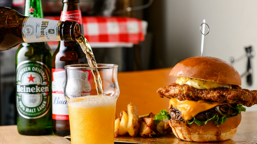 いつものメンバーで集まって、美酒を片手に自慢の一皿を堪能