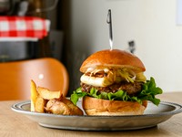 風味＆食感豊かなネギたっぷり『千住葱バーガー』