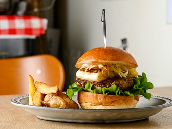 風味＆食感豊かなネギたっぷり『千住葱バーガー』