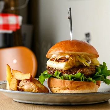 誕生日はハンバーガーでお祝い ボリューム満点カフェバーガーの満足ディナー