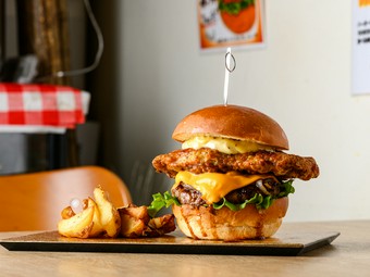 人気メニューを一度に楽しめる『よくばりバーガー』