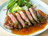 柔らかなサーロインをレアでいただきます。酸味と甘みのバランスが絶妙な玉葱ソースが食欲を刺激、ついつい手が止まらなくなりそう。ボリュームも満点で、食いしん坊な方も満足できる一品です。